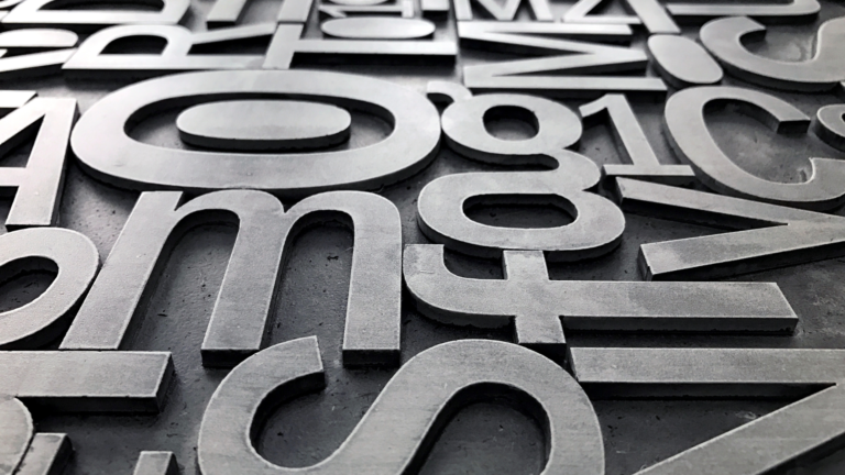 Typografia – co to jest? Zasady, rodzaje i rola typografii w komunikacji wizualnej